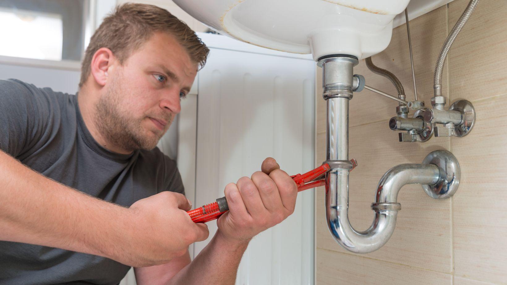 plumber cost comparison, diy plumber vs professional, plumber service savings, diy plumbing costs, professional plumber rates, plumbing service affordable, local plumber prices, plumbing repair options, plumbing service cost benefits, plumber vs diy savings